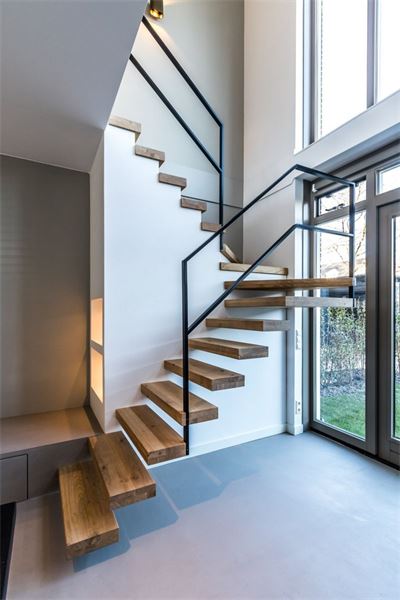 Tổng hợp các mẫu cầu thang gỗ hiện đại được ưa chuộng hiện nay